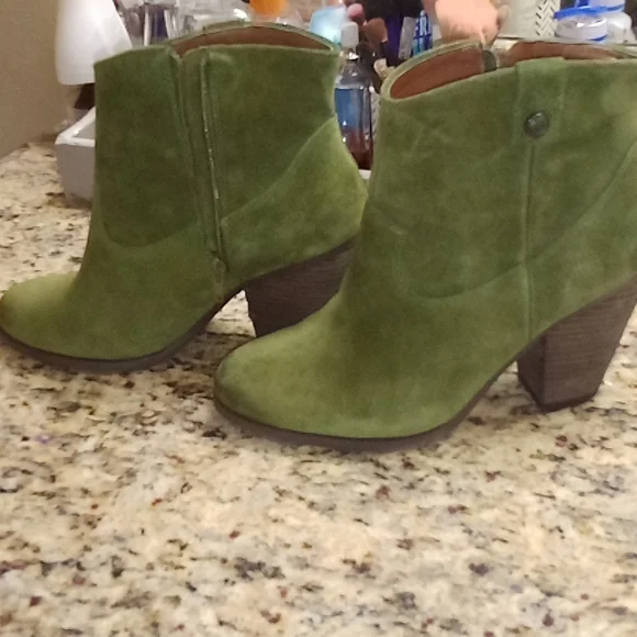 Vince Camuto green booties - Picture 2 of 9